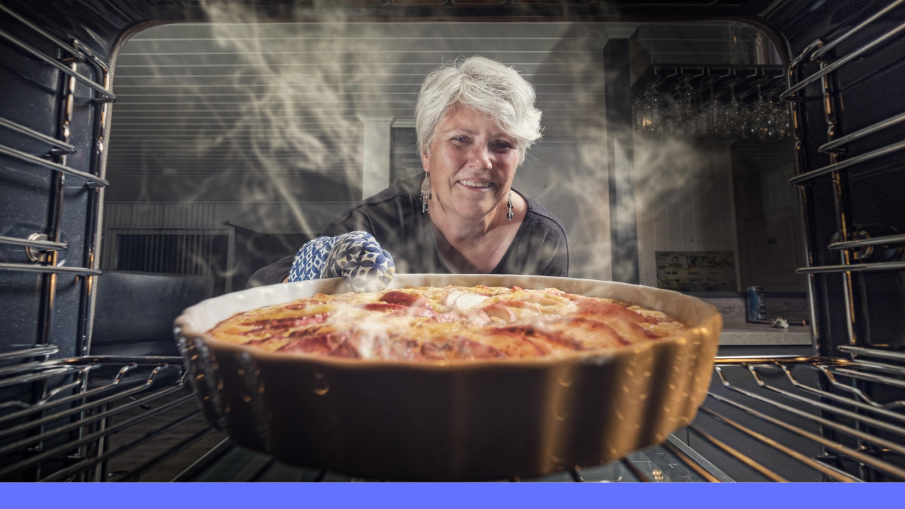 vrouw bij oven