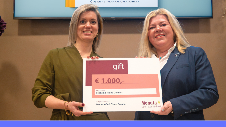 Lenneke Noorlander (links) ontvangt de gift van Monuta van uitvaartverzorgster Jill Murel