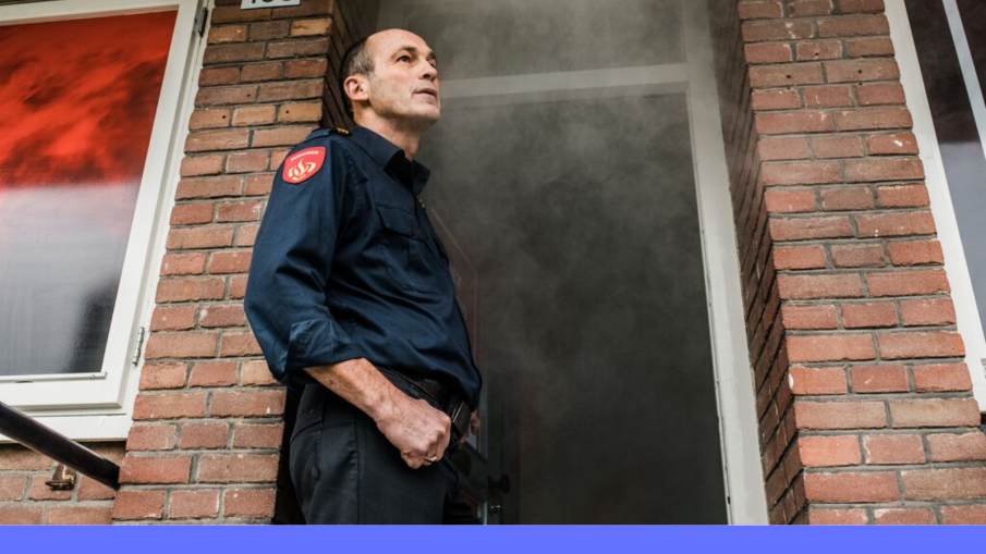 brandweerman bij rokend huis
