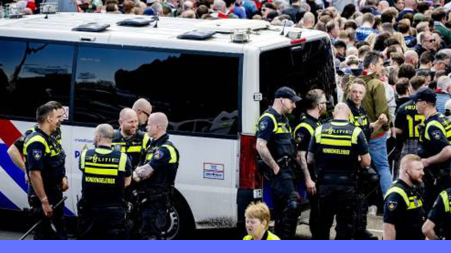 politie bij massabijeenkomst