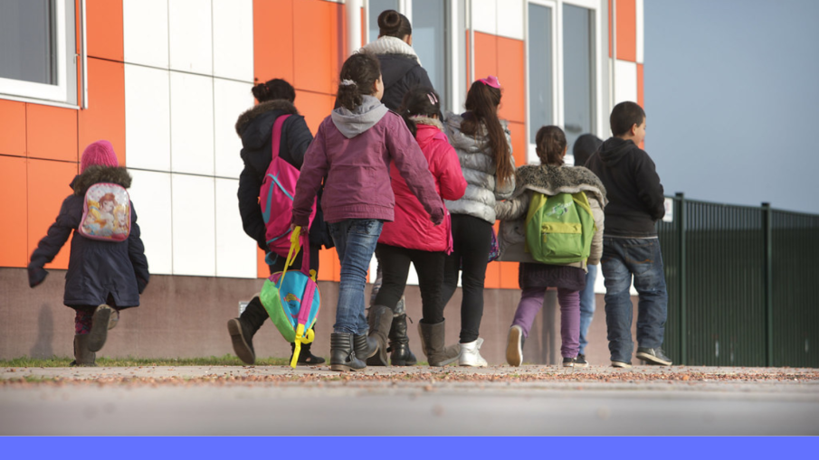 schoolkinderen op asielzoekerscentrum
