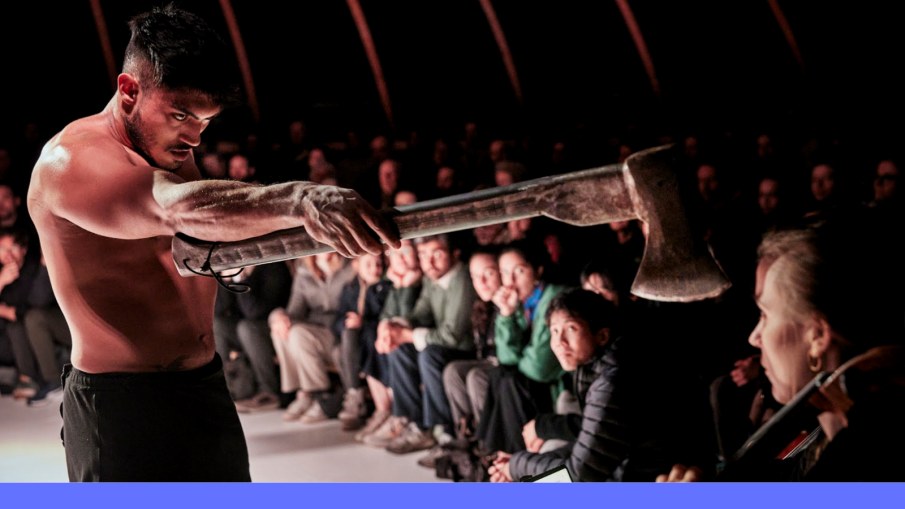 ‘Beste Circus Voorstelling’ in België door Theatre d'un Jour waarin het publiek zeer dicht op de artiesten komt. foto Christophe Raynaud de Lage