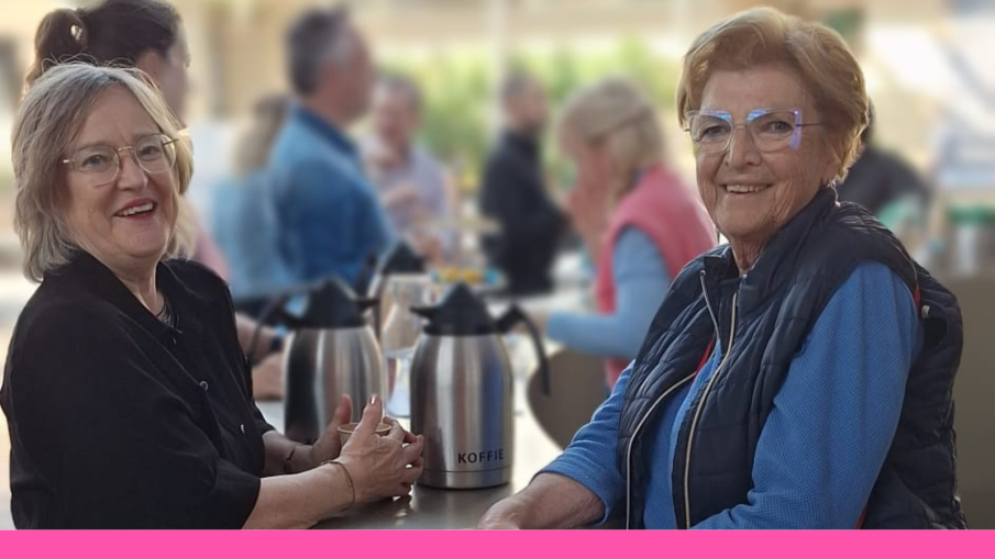 Marja den Boer en een andere vrijwilliger 