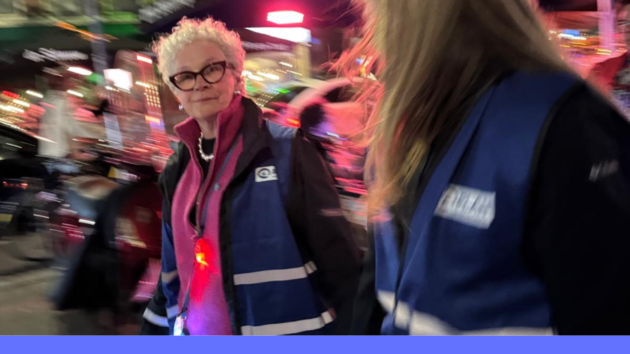 Ellen Verkloelen bij de nachtwandeling