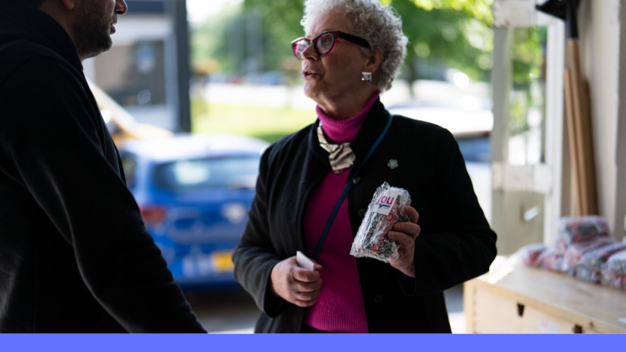 Ellen Verkoelen deelt radio's uit