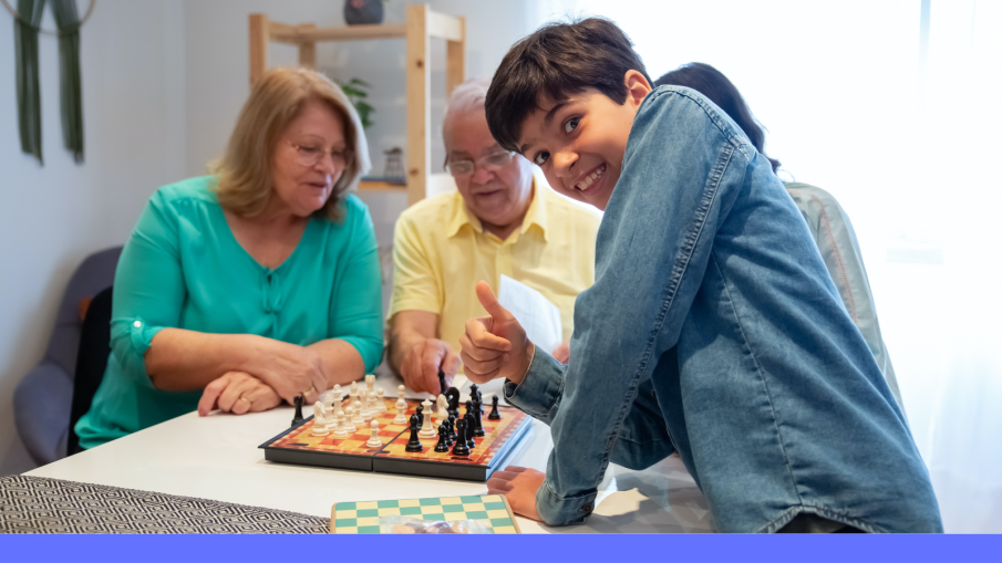 ouders met kind spelen aan tafel