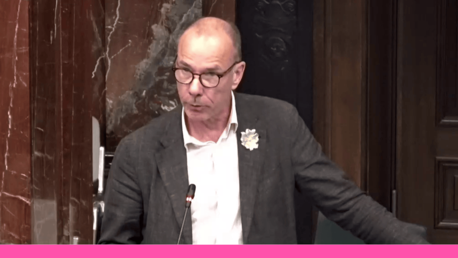 Nico van Scheijndel tijdens zijn betoog voor Interview