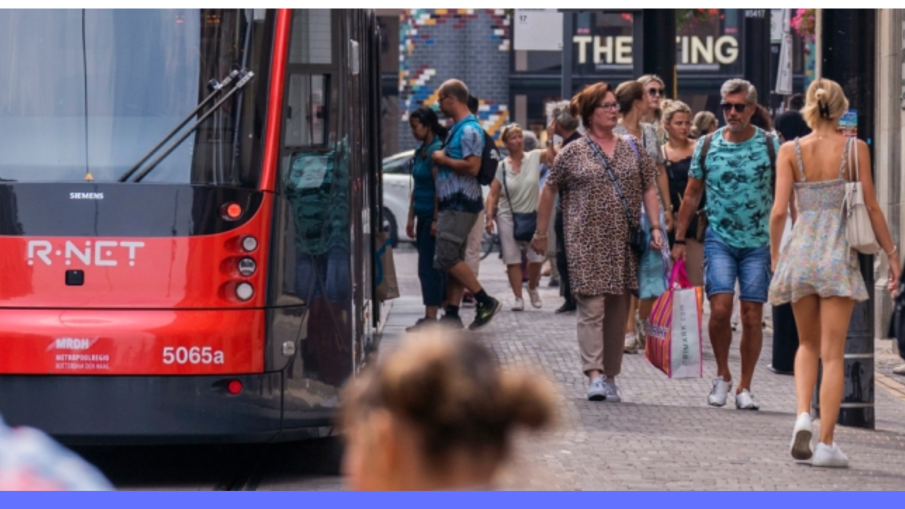in en uitstappen tram MRDH