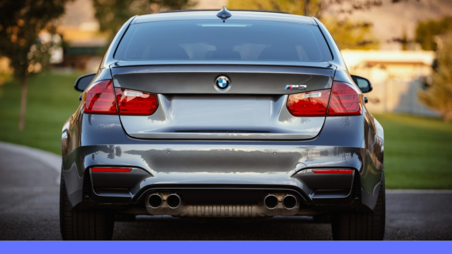 dikke BMW met uitlaat.