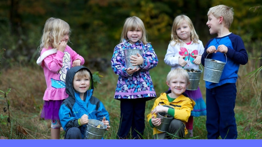 kinderen met plantjes.