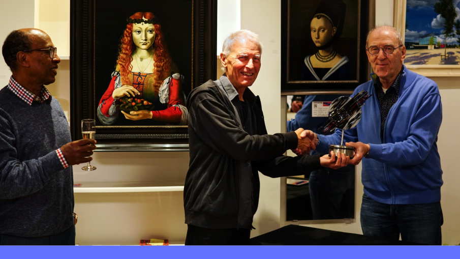 Overhandiging door voorzitter van de Kunstkring Leen van der Stek aan Herman Schouwenburg. (Foto Lida Houkes).