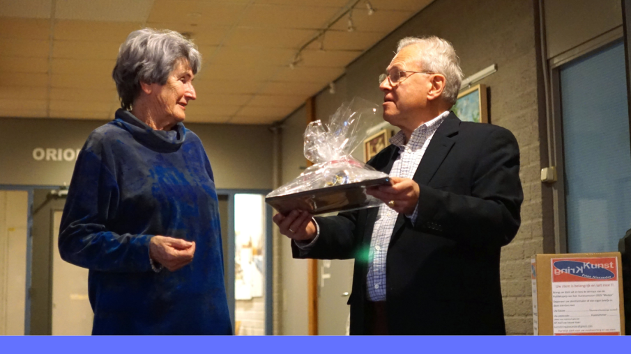 sonja hulstkamp neemt de prijs in onvangst fotograaf Herman Schouwenburg