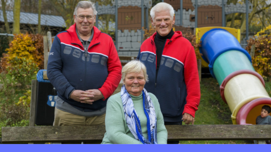 Willem van Bracht en Hans en Tini Visser vrijwilligers bij de Crooswijkse speeltuin